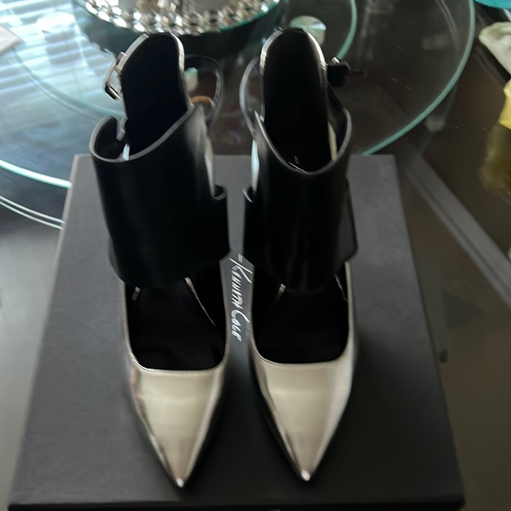 Kenneth Cole Bonnet Heels Silver/Black Leather Ankle Buckle Strappy Shoes